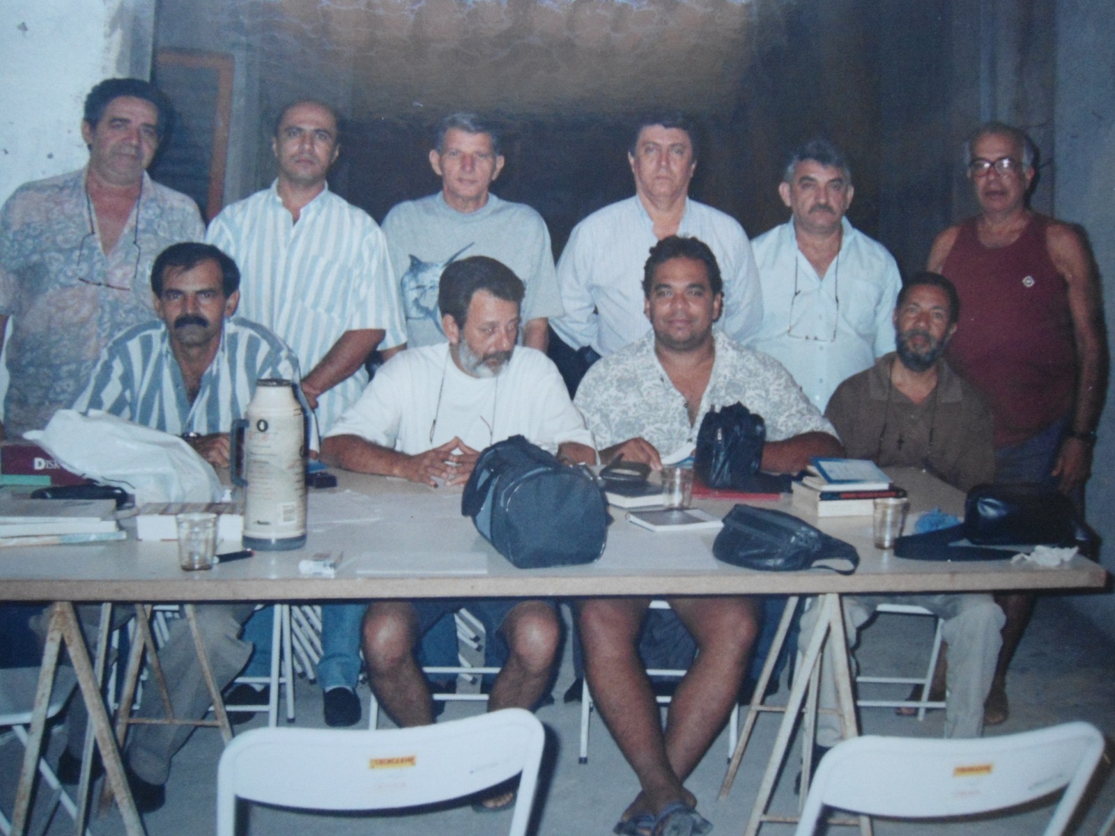 Irmãos reunidos em torno de uma mesa em sessão do Núcleo de Estudos Aracaty José de Medeiros.